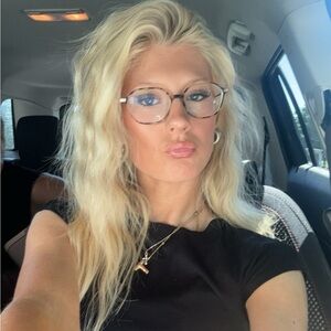 Meet your Posher, Ava